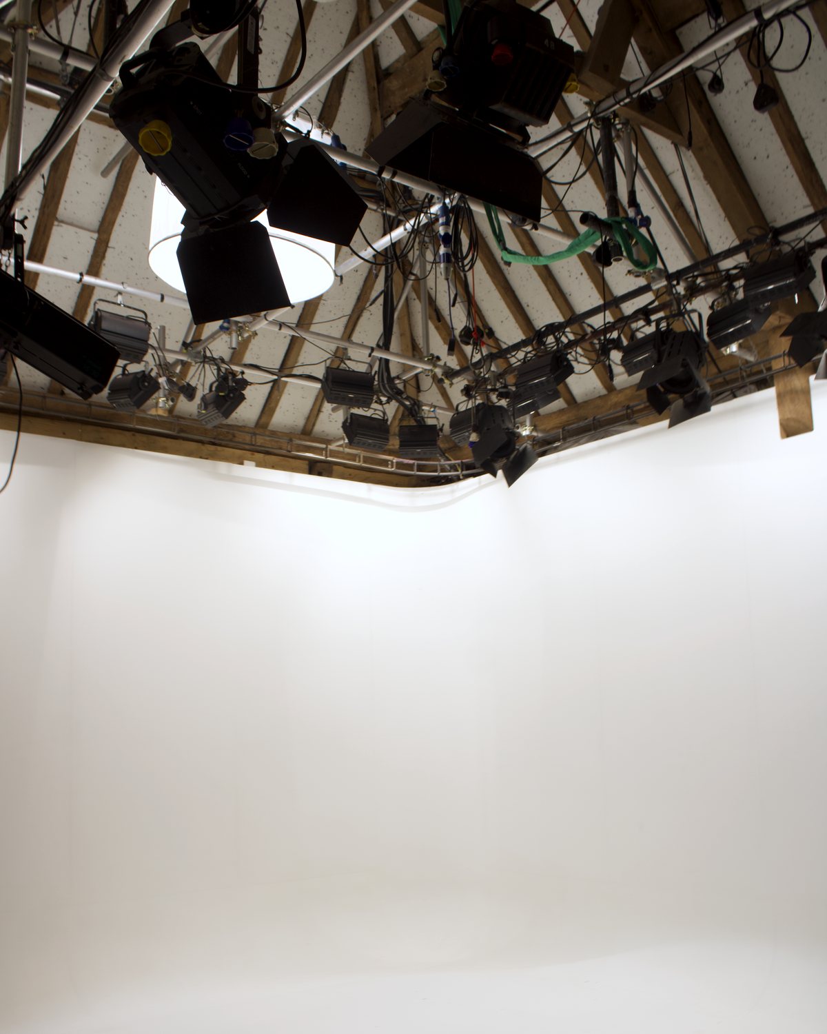Lighting fixtures rigged into the barn trusses above the cove